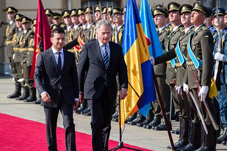 Ukrainan presidentti Volodymyr Zelenskyi (vas.) ja presidentti Sauli Niinistö tarkastivat kunniakomppanian Mariinski-palatsilla Kiovassa torstaina.