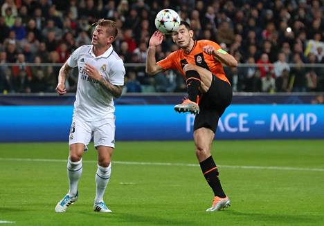 Real Madridin Toni Kroos kamppaili Šahtarin Taras Stepanenkoa vastaan lokakuussa pelatussa Mestarien liigan ottelussa.