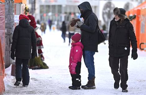Jouluaattona Helsingin Kauppatorilla oli liikkeellä väkeä pakkassäästä huolimatta. Poliisin mukaan Helsingin keskusta-alueilla on ollut jouluna hiljaista ja poliisin tehtävät ovat kohdistuneet pääosin asuinalueille. 