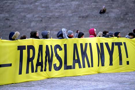 Helsingin Senaatintorilla järjestettiin mielenilmaus translain uudistuksen puolesta 23. maaliskuuta 2018.