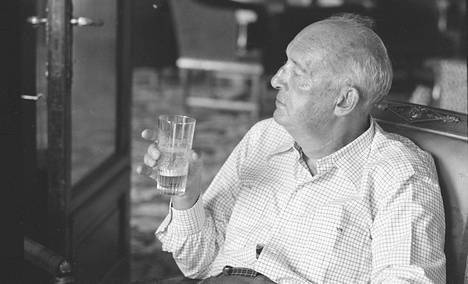 Venäläis-amerikkalainen kirjailija Vladimir Nabokov vuonna 1973 Montreaux’n Palace-hotellissa, 