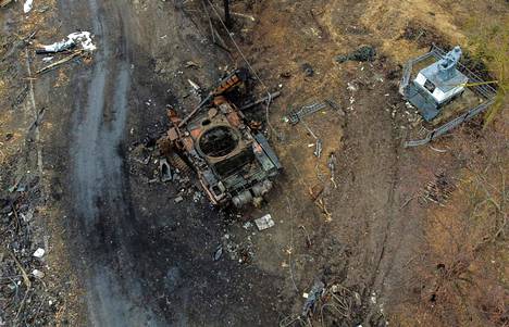Tuhottu venäläinen panssarivaunu Lukjanivkan kylässä maaliskuussa.