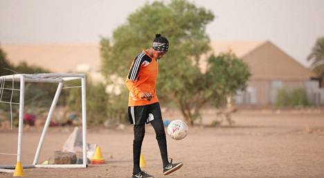 Pääkaupungin Khartumin arjesta nähdään välähdyksiä mm. naisten jalkapallojoukkueen matkassa.