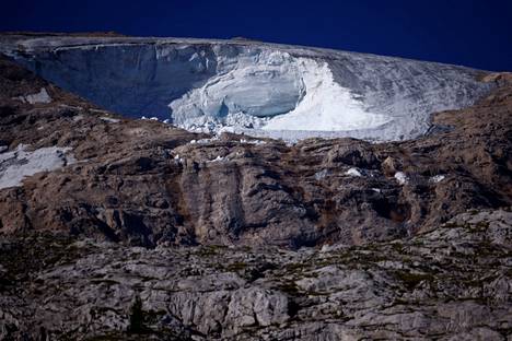 Lämpöaalto aiheutti jäätikön romahduksen Dolomiittien korkeimmalla huipulla Marmoladalla Italiassa. Kuva otettu 6. heinäkuuta 2022. 