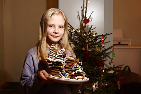 HS:n piparikisassa lasten sarjan voitti jouluna 2021 Doris Olkku. Koska voittoteos Pihapuu on romahtanut useita kertoja, siitä kehkeytyi lopulta maisema-asetelma.