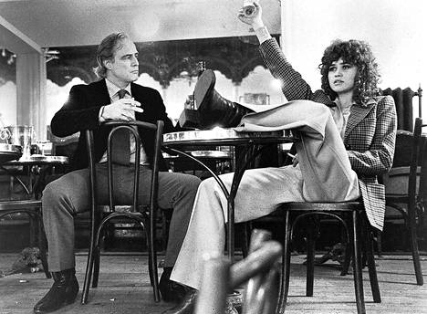 Bertoluccin ”Viimeinen tango Pariisissa” on joutunut Italiassa vaikeuksiin. Pääosaa Bertoluccin uutuudessa esittää Marlon Brando uuden ranskalaislöydön Maria Schneiderin kanssa (kuvassa).