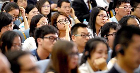 Kiinalaiset opiskelijat seurasivat UCAS-yliopistossa Pekingissä silmä kovana, kun Saksan liittokanslerille Angela Merkelille myönnettiin kunniatohtorius vuonna 2016.