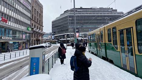 Raitiovaunut jonottivat pysäkille Helsingin keskustassa kahdeksaan aikaan tiistaiaamuna.