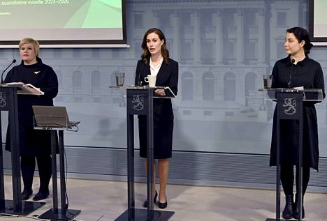 Valtiovarainministeri Annika Saarikko, pääministeri Sanna Marin ja ympäristöministeri Emma Kari esittelivät julkisen talouden suunnitelmaa vuosille 2023-2026 tiistaina Valtioneuvoston linnassa. 