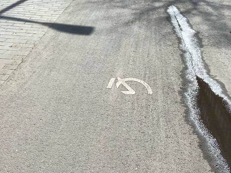 Pyörätien merkinnät ovat paikoin lähes hävinneet. Uusia tiemerkintöjä maalataan kaupungin mukaan näillä näkymin kesä-elokuun aikana.