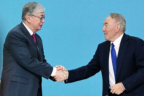 Kazakstanin nykyinen presidentti Kasym-Žomart Tokajev (vas.) ja entinen presidentti Nursultan Nazarbajev vuonna 2019 otetussa kuvassa.