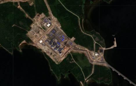 Euroopan avaruusjärjestön (ESA) kesäkuussa otetussa satelliittikuvassa näkyy Portovajan kompressoriasema sekä viereinen LNG-asema. Kuvassa näkyy asemalta kohoava oranssi liekki.