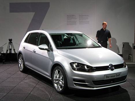 Volkswagen Golf esittelyssä Saksassa vuonna 2012. Nyt kymmenen vuotta myöhemmin tämäkin auto lähestyy ikää, jossa hinausriski kasvaa.