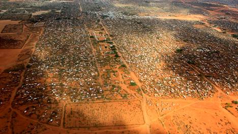Dadaabin leiriä kutsutaan myös maailman suurimmaksi pakolaisleiriksi. Sen alueella on enimmillään majoittunut 580 000 pakolaista.