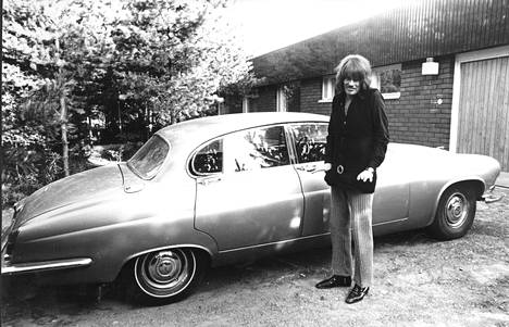 Irwinin silmäterä, Chevrolet Camaro -jenkkiauto, meni keväällä 1970 velkojien vuoksi myyntiin, mutta tilalle hän hankki Jaguarin. Se ei ollut enää muusikon itsensä nimissä.