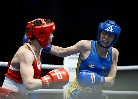 Sinisissä otellut Pihla Kaivo-oja kukisti 50-kiloisten naisten nyrkkeilyn SM-loppuottelussa punaisiin pukeutuneen Maria Mehtälän.
