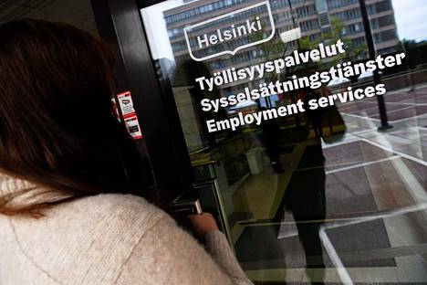 Asiakas TE-toimiston ovella Helsingissä elokuussa 2021. 