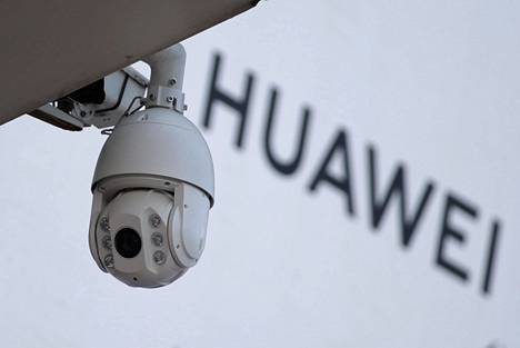 Valvontakamera Huawei-kyltin lähellä ostoskeskuksessa Pekingissä tiistaina.
