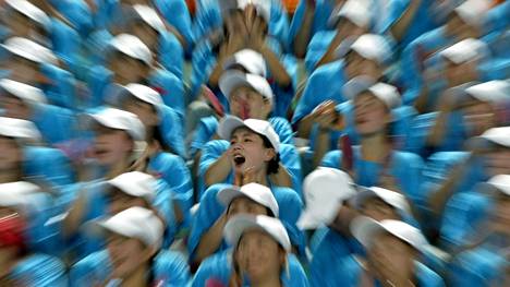 Satoja pohjoiskorealaisia cheerleadereitä matkustaa olympialaisiin –  aiemmista jäsenistä osan kerrotaan päätyneen vankileirille, yhdestä on ehkä  tullut diktaattorin vaimo - Ulkomaat 