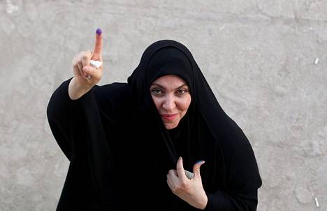The woman showed her finger dipped in ink as a sign of voting in Najaf on October 10th. 