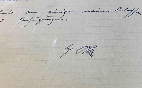 Adolf Hitlerin nimikirjoituksen väärennös ”Hitlerin päiväkirjojen” sivulla.