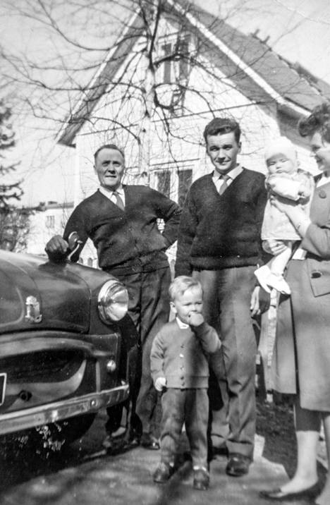 Lehden perhe kuvattuna Pakilassa vuonna 1962. Vasemmalla isoisä Lauri Lehti, kaksivuotias Juha, isä Jaakko, pikkusisko Jaana ja äiti Saara.