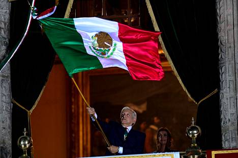 Meksikon presidentti Andrés Manuel López Obrador heilutti Meksikon lippua maan itsenäisyyspäivän aattona 15. syyskuuta.