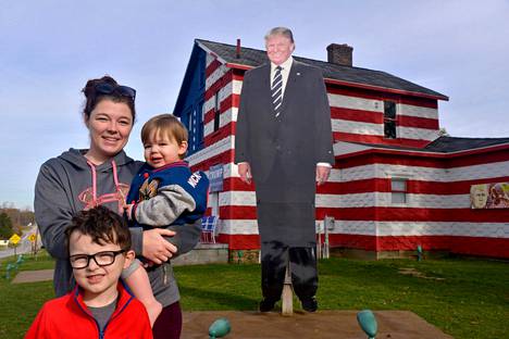 Sairaanhoitajaksi opiskeleva Marissa Smith ja hänen poikansa Jaxon ja Grayson asuvat Trump-talon naapurissa Latrobessa Pennsylvaniassa.