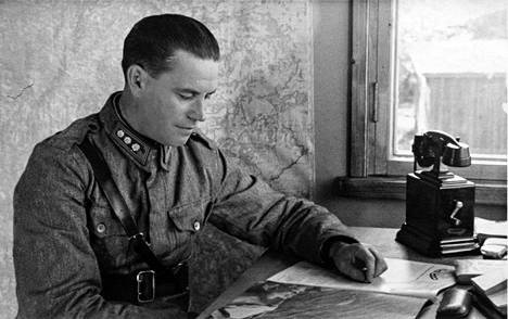 Eversti Uno Fagernäs komentokorsussaan Myrskyssä Valkeajärvellä vuoden 1941 lopulla. –  Kirjan kuvitusta.