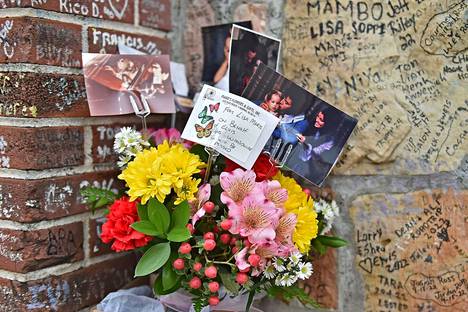 Ihailijat toivat perjantaina kukkia Gracelandin portille Lisa Marie Presleyn muistoksi.