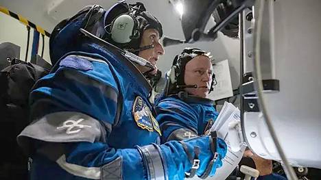 Suni Williams (vas.) ja Butch Wilmore pääsivät viimein avaruusasemalle. Kuvassa he ovat Starlinerin simulaattorissa.