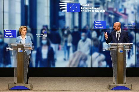 Euroopan komission puheenjohtaja Ursula von der Leyen ja Eurooppa-neuvoston puheenjohtaja Charles Michel tiedotustilaisuudessa Brysselissä tiistaina.