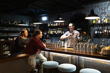 Chihuahua Julepin yrittäjät Minna Kettunen ja Jami Järvinen seuraavat baaritiskillä Matias Pietarisen drinkintekoa.