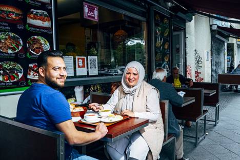 Berliiniläinen Derya Alishahi (oik.) nautti turkkilaista keittolounasta puolisonsa Ali Kaanin kanssa kreuzbergiläisessä ravintolassa.