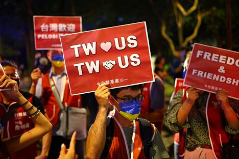 Mielenosoittajat pitelivät Nancy Pelosin tervetulleeksi toivottavia kylttejä Taipeissa Taiwanissa 2. elokuuta.