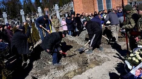 Väki osallistui kolmen ukrainalaissotilaan muistotilaisuuteen perjantaina 11. maaliskuuta Lvivin kaupungissa.