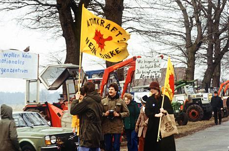 Ydinvoiman vastustajia 50 000 aktivistin marssilla Gorlebenissä 1979. Keltapunainen ydinvoiman vastainen logo tuli kansainvälisesti tunnetuksi vuosien saatossa.