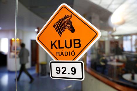 Klubrádión logo kuvattuna sen toimituksessa Budapestissa helmikuussa 2021.
