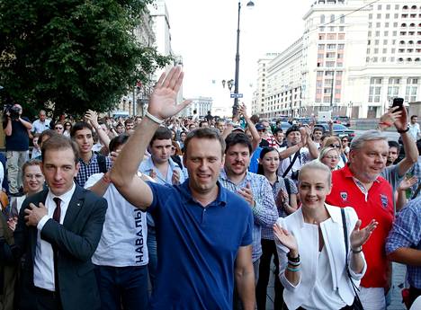 Алексей Навальный с женой и сторонниками идёт регистрироваться кандидатом в мэры Москвы. Июль 2013 года. Фото: Григорий Дюкор / Reuters