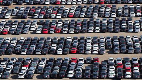 Tältä näyttää Volkswagenin diesel­huijauksen kiirastuli: satojen tuhansien autojen säilöt levittäytyvät aavikolle ja stadioneille Yhdysvalloissa