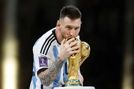 Lionel Messi juhli ensimmäistä maailmanmestaruuttaan sunnuntaina.