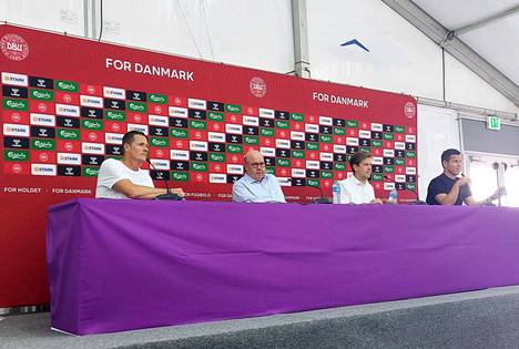 Tanskan jalkapalloliiton puheenjohtaja Jesper Møller (toinen vas.) ampui täyslaidallisen kritiikkiä kansainvälistä jalkapalloliittoa Fifaa kohtaan. Kuva joukkueen infosta Qatarissa keskiviikkona.
