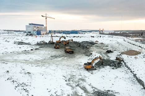 Hanhikivi 1 -ydinvoimalan rakennustyöt Pyhäjoella olivat käynnissä vielä helmikuussa 2022. Huhtikuun lopussa Fennovoima irtisanoi sopimuksen voimalan venäläisen laitostoimittajan Rosatomin kanssa.