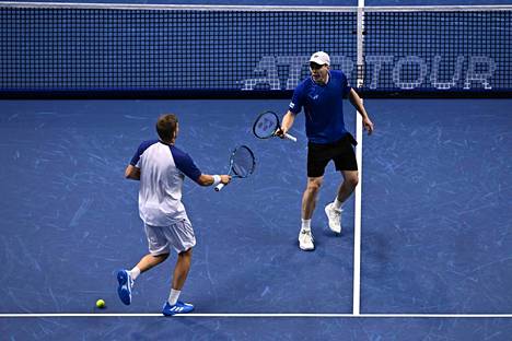 Harri Heliövaara ja britti Lloyd Glasspool etenivät ATP:n finaaliturnauksen välieriin. Kuva tiistain ottelusta.