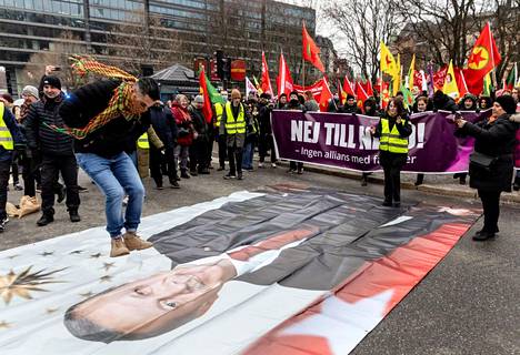 Turkin presidentti Recep Tayyip Erdoğanin ja Ruotsin Nato-jäsenyyden vastainen mielenosoitus Tukholmassa 21. tammikuuta.