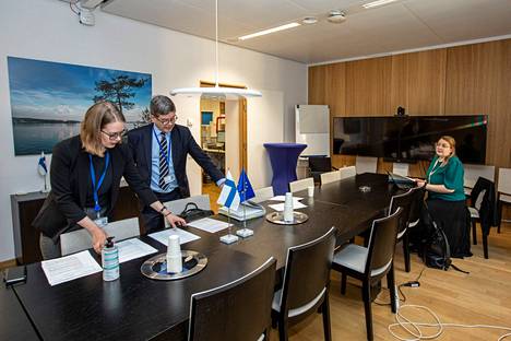 Ennen kokousta paperit käydään vielä läpi Suomen delegaatiotilassa. Keinäsen kanssa niitä tutkivat assistentti Eeva Lehtonen (vas.) ja koordinaattori Sonja Viljanen.