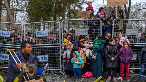 Siirtolaiset | Kreikan päätös sulkea rajansa kyseenalaistaa vanhat sopimukset – HS kysyi asiantuntijoilta, mitä tilanteessa tapahtuu ihmisoikeuksille