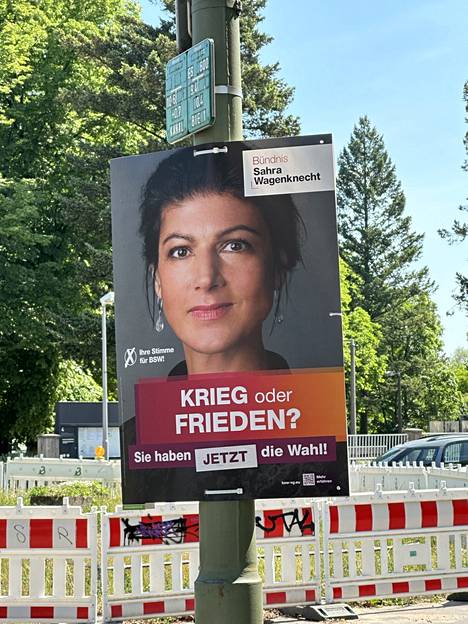 Germany's left-wing populist Sahra Wagenknecht's party criticizes support for Ukraine.  The election ad asks: War or peace?