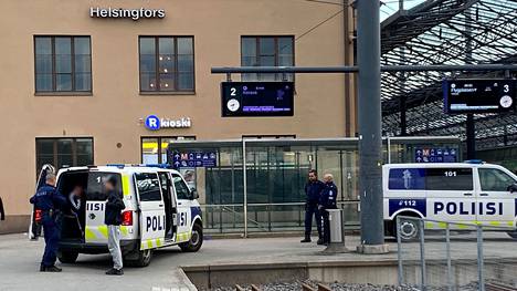 Poliisit puhuttivat kahta nuorta miestä asejäljitelmien löytymiseen liittyen Helsingin päärautatieasemalla perjantai-iltana. Henkilöiden kasvot on häivytetty HS:n toimituksessa.