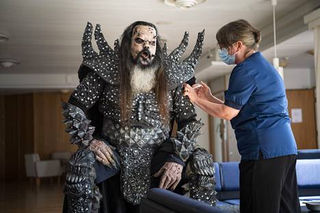 Lordi-yhtyeen nokkamies Mr. Lordi sai toisen koronarokotteensa Paula Ylitalolta Rovaniemen kaupungin järjestämän rokotustempauksen yhteydessä elokuussa 2021. Rokotettavana kävi myös joulupukki.